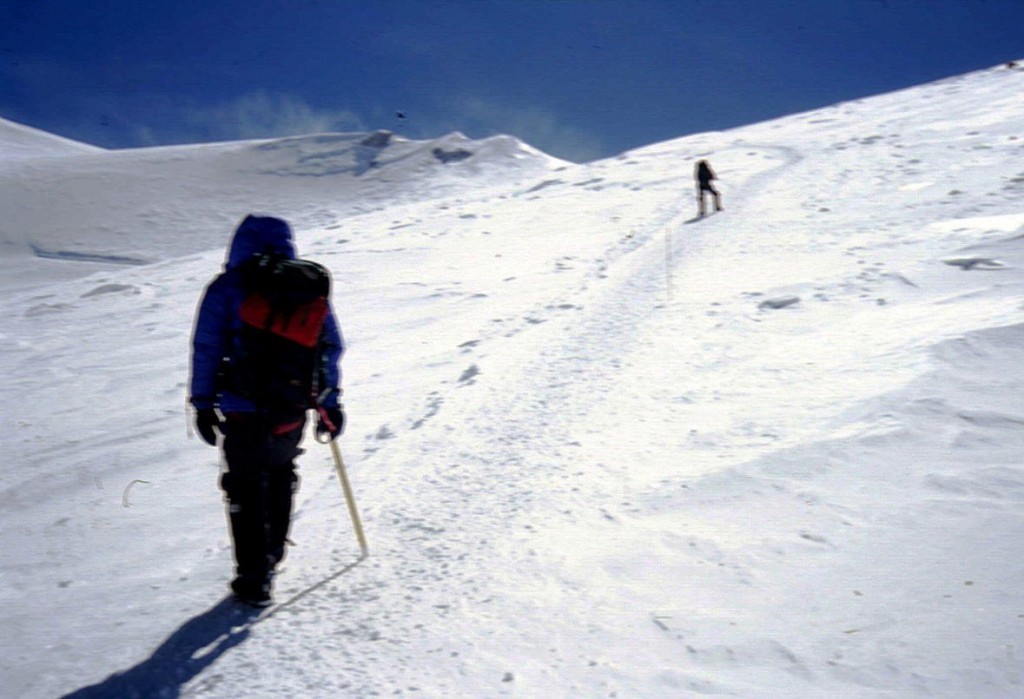 Schritt für Schritt auf den Gipfel des Denali. Herausforderung Bergsteigen.