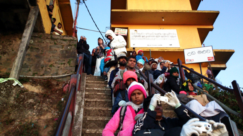 Kloster am Gipfel des Adams Peak, Pilger warten.