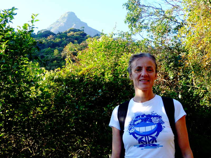 Silvia vor dem Adams Peak