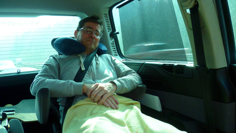 Im Auto liegend in den Urlaub