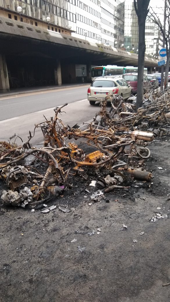 Nach einer Demo in Paris verbrannte Mopeds