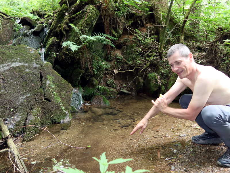 Waschen im Bach