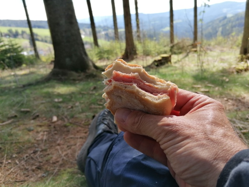 Wurstsemmel als Verpflegung am Weg Judendorf - Neusiedl.