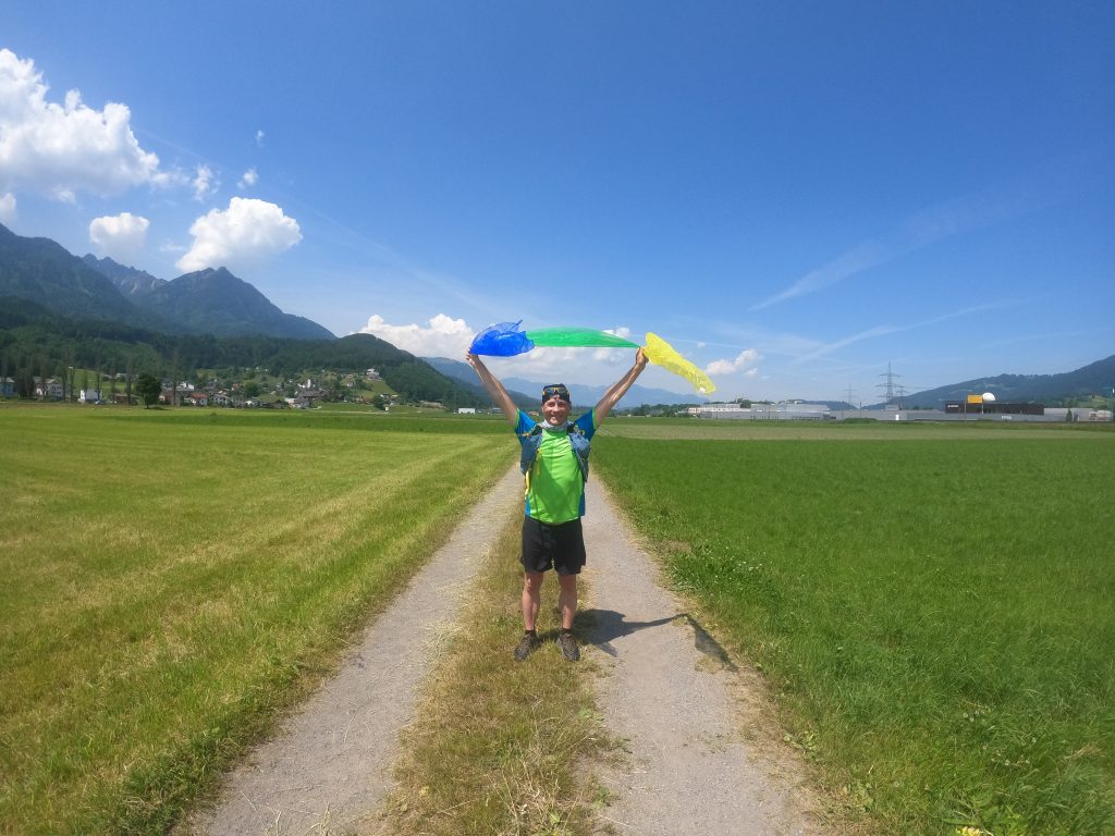 Walkabout durch Austria, mit Tüchern vom therapeutischen Tanzen zu mehr Leichtigkeit.