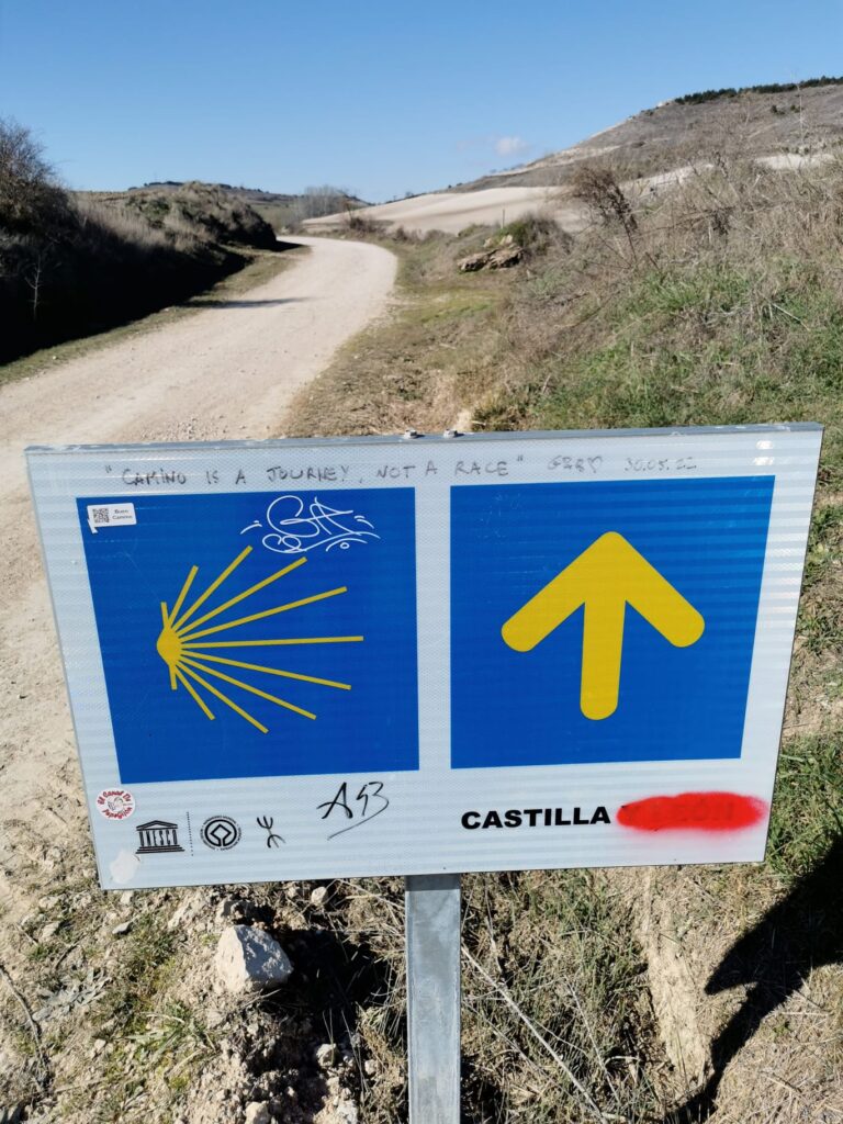 Gehen am Camino, folge den Pfeilen
