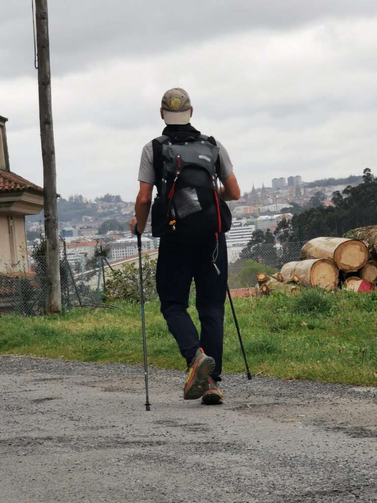 Camino Portugiese, vor Santiago. Die Kathedrale im Blickfeld. 