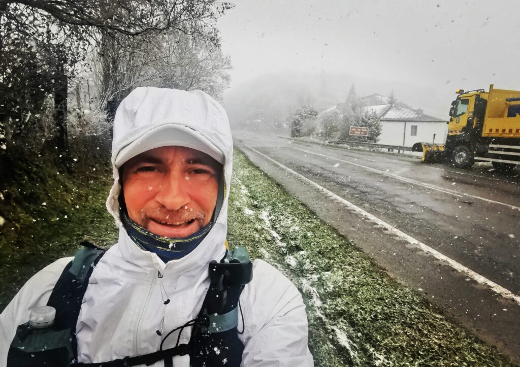 Schnee am Alto Plano. Winter-Camino Frances 2025