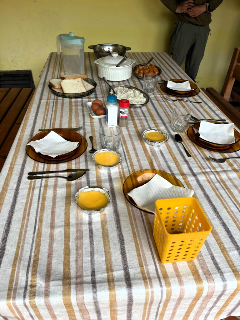 Abendessen in kleiner Gemeinschaft, am Camino Norte und Camino Primitivo.